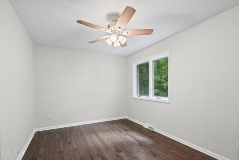 34 Oaktree Lane Niskayuna NY 12309