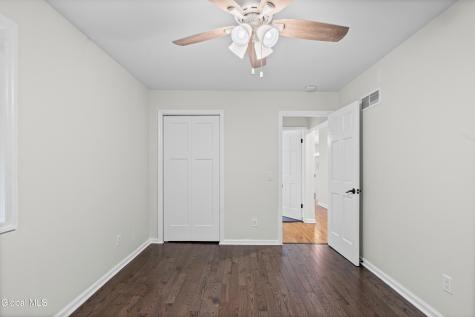 34 Oaktree Lane Niskayuna NY 12309