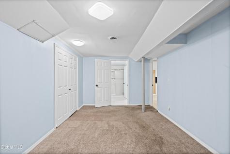 34 Oaktree Lane Niskayuna NY 12309