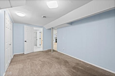 34 Oaktree Lane Niskayuna NY 12309