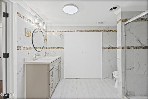 34 Oaktree Lane Niskayuna NY 12309