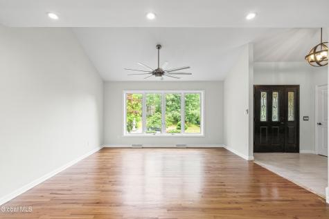 34 Oaktree Lane Niskayuna NY 12309