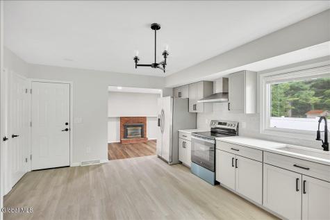 8 Woodland Drive Colonie NY 12309