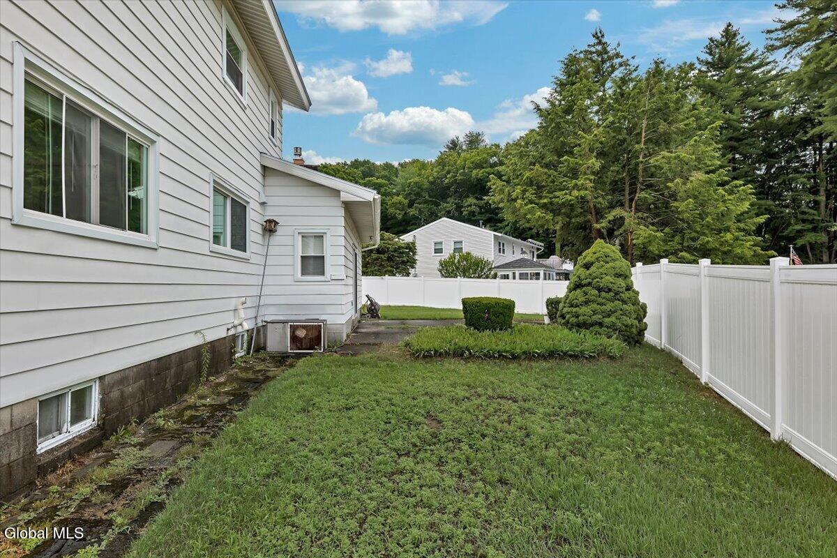 8 Woodland Drive Colonie NY 12309