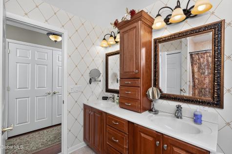 20 Axbridge Lane Delmar NY 12054