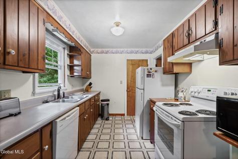 24 Ellen Lane Schenectady NY 12302