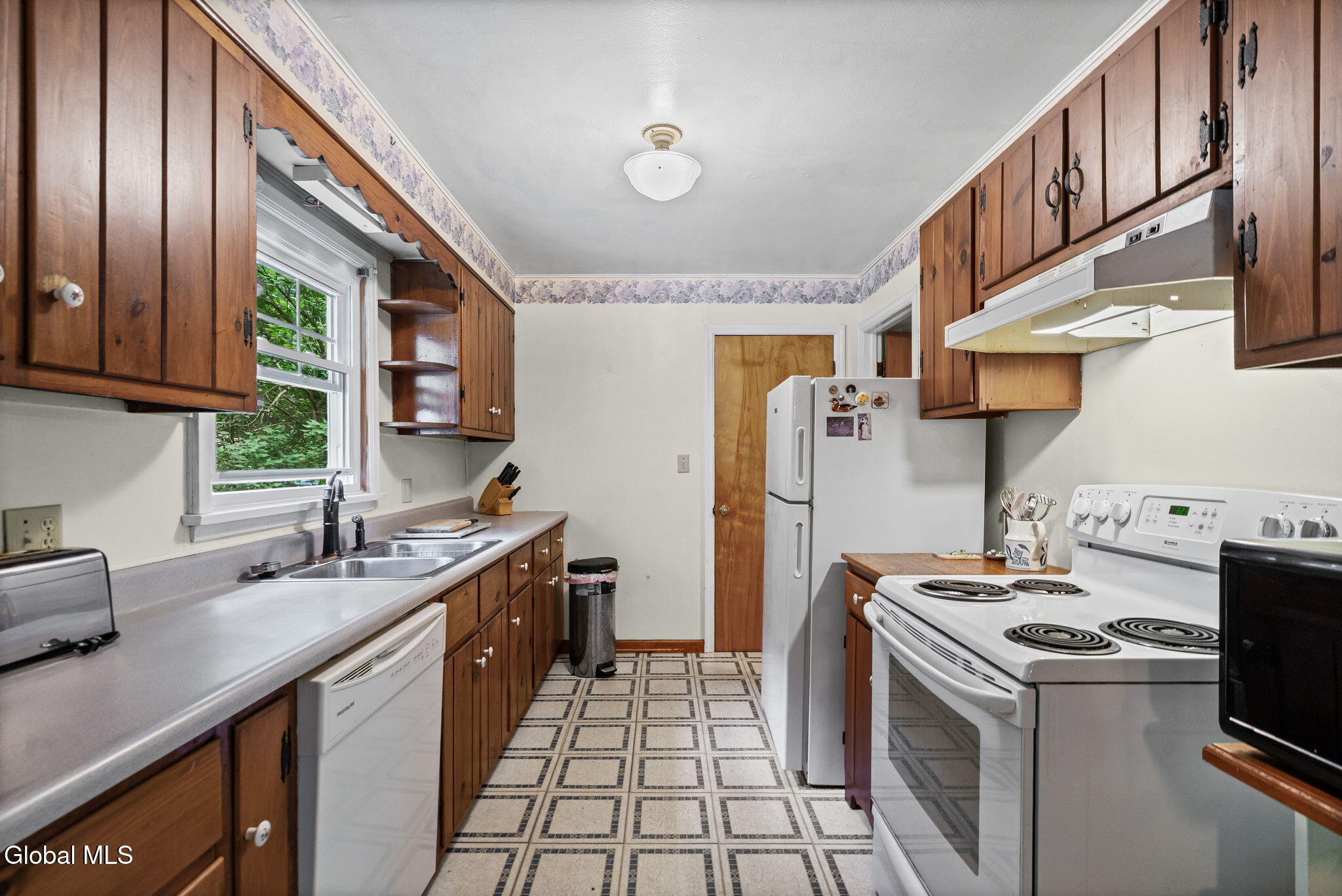 24 Ellen Lane Schenectady NY 12302