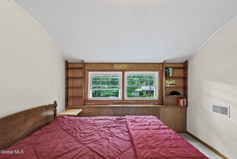 24 Ellen Lane Schenectady NY 12302