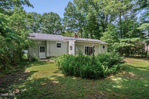 24 Ellen Lane Schenectady NY 12302