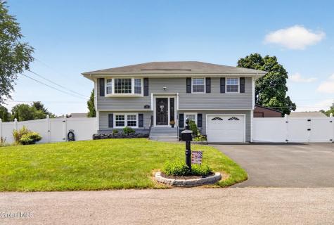 33 Hawthorne Court Loudonville NY 12211
