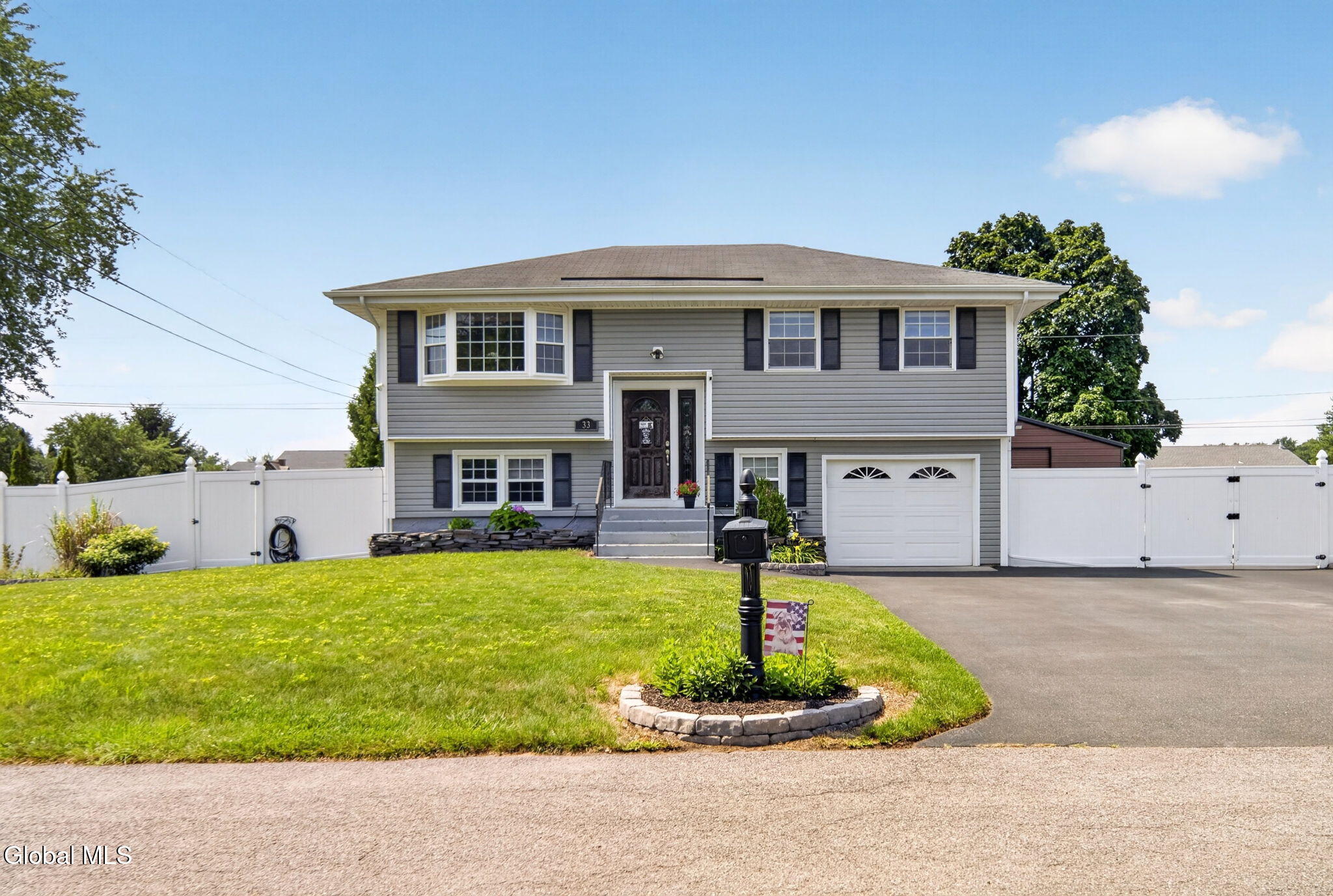 33 Hawthorne Court Loudonville NY 12211