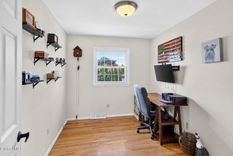 33 Hawthorne Court Loudonville NY 12211