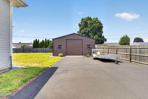 33 Hawthorne Court Loudonville NY 12211