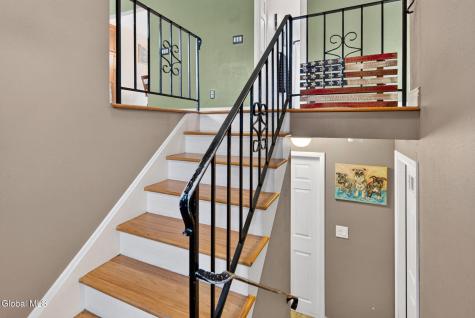 33 Hawthorne Court Loudonville NY 12211