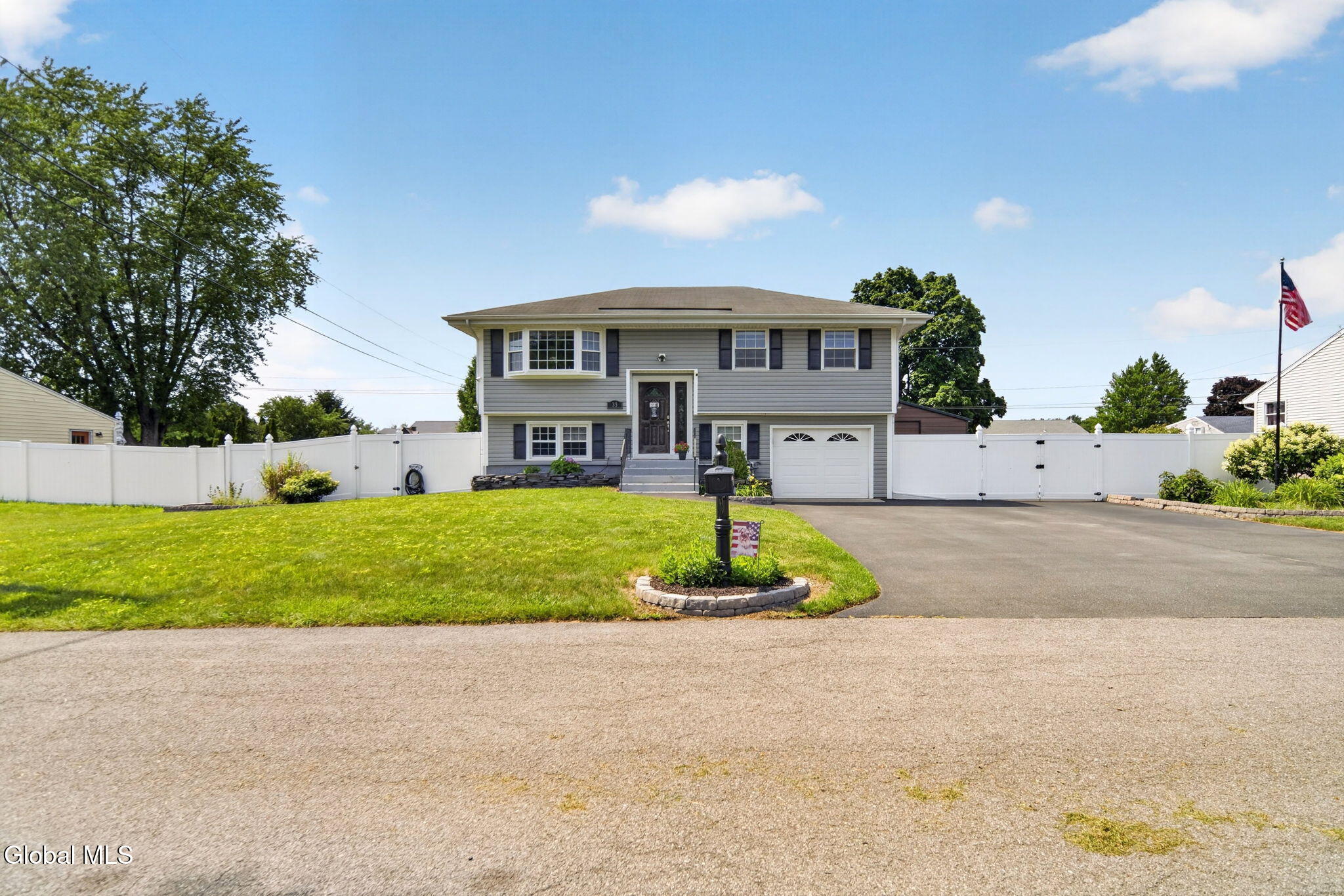 33 Hawthorne Court Loudonville NY 12211