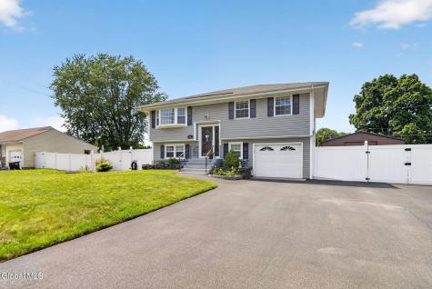 33 Hawthorne Court Loudonville NY 12211