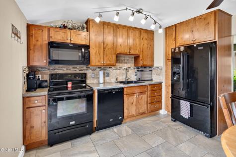 33 Hawthorne Court Loudonville NY 12211