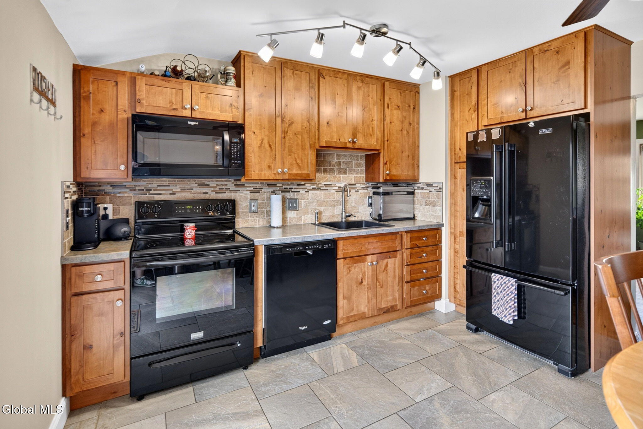 33 Hawthorne Court Loudonville NY 12211
