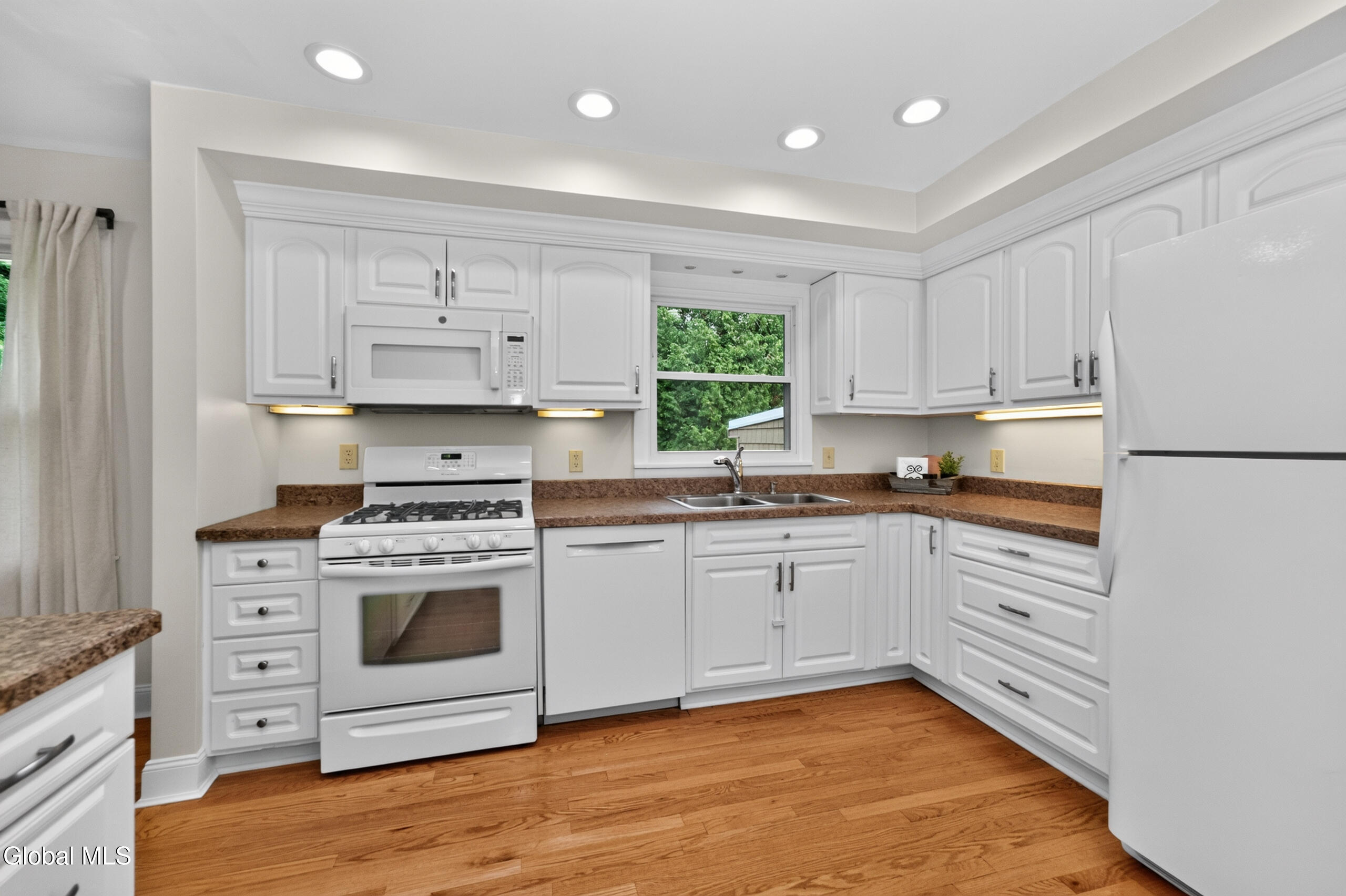 1042 Manas Drive Schenectady NY 12303