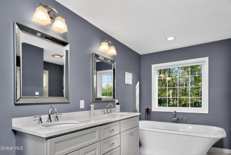 18 County Clare Lane Niskayuna NY 12309