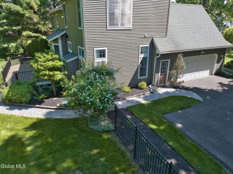 10 Whitestone Way Slingerlands NY 12159