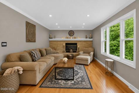 19 Debbie Marie Court Schenectady NY 12309