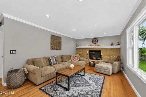 19 Debbie Marie Court Schenectady NY 12309