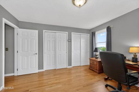 19 Debbie Marie Court Schenectady NY 12309
