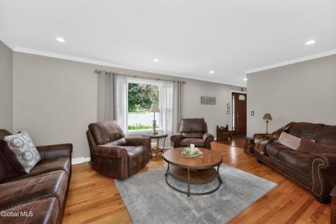 19 Debbie Marie Court Schenectady NY 12309