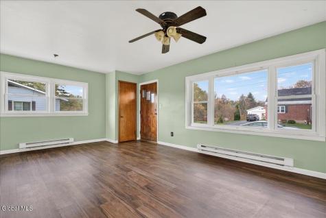 112 Lord North Drive Esperance NY 12066