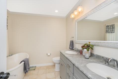 22 Macaulay Lane Niskayuna NY 12309