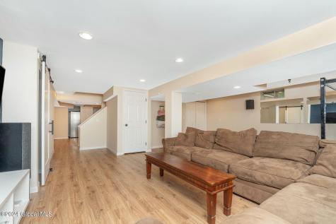22 Macaulay Lane Niskayuna NY 12309