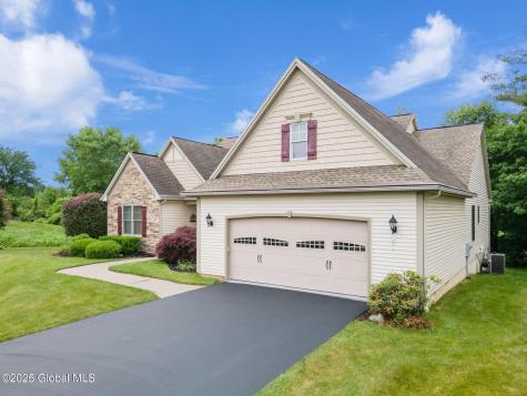 15 Gladstone Circle Halfmoon NY 12118