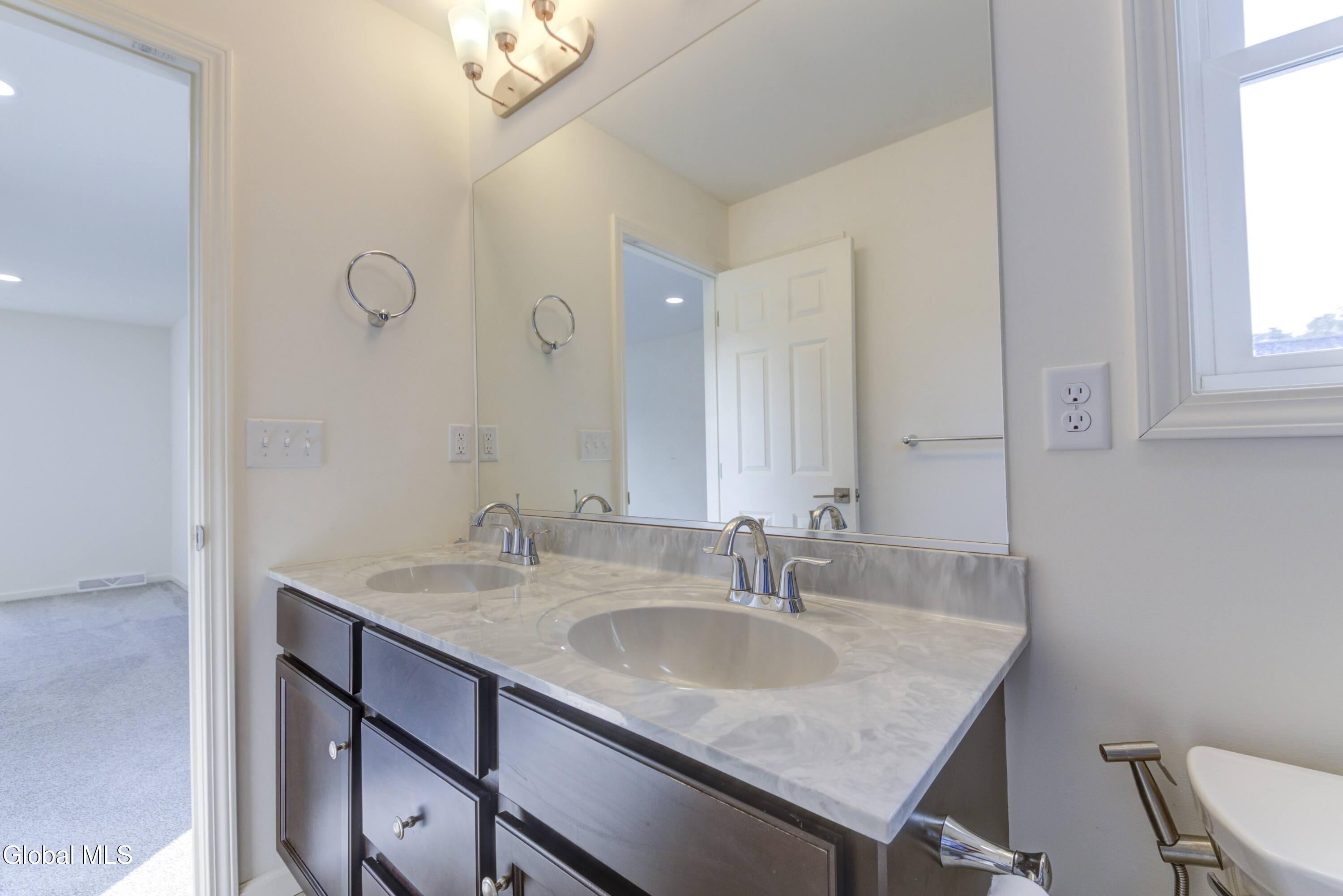18 Rysedorph Lane Rensselaer NY 12144