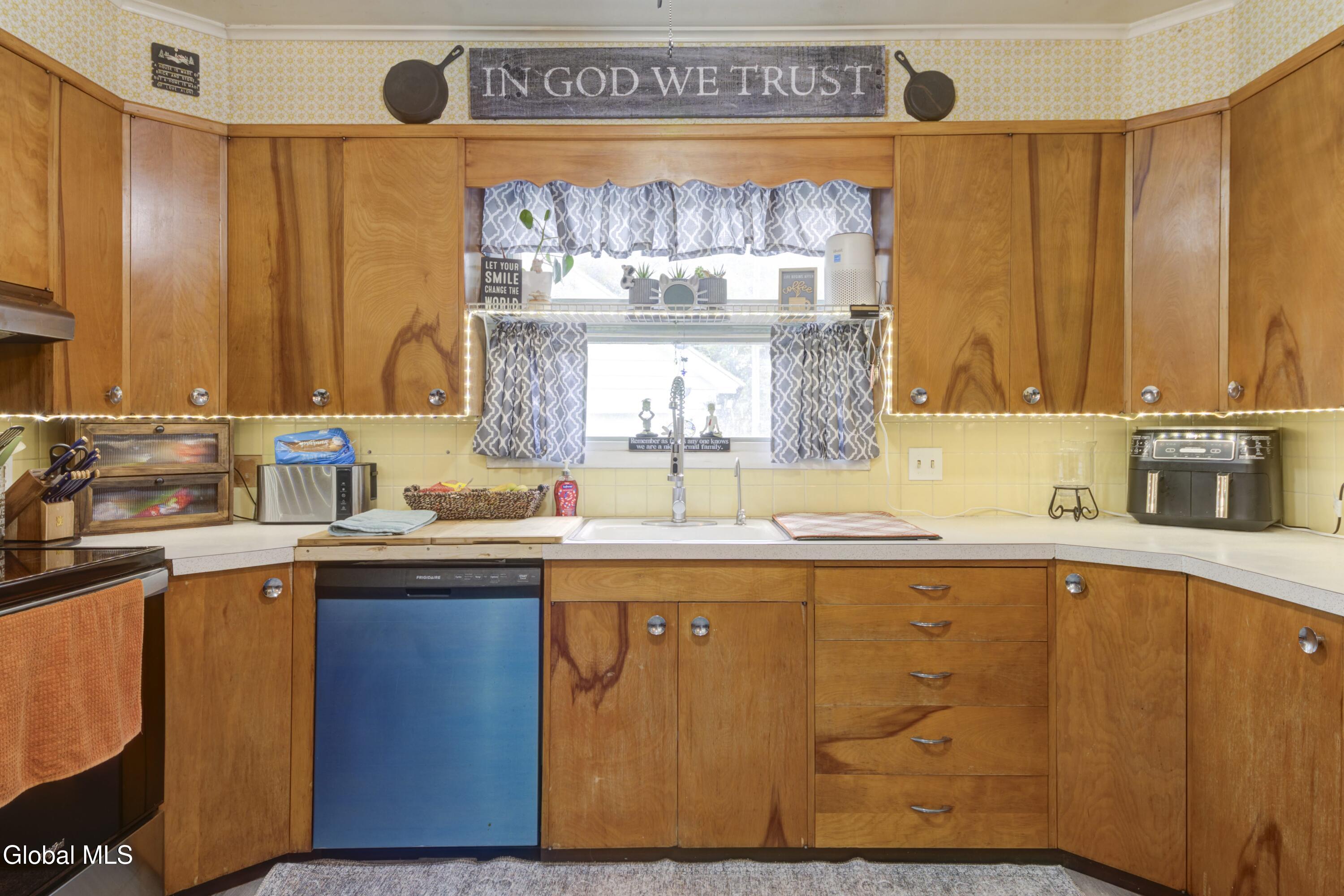 138 5th Avenue Gloversville NY 12078