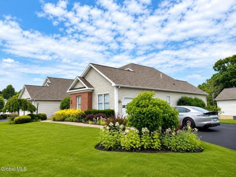 37 Cheshire Way Loudonville NY 12211