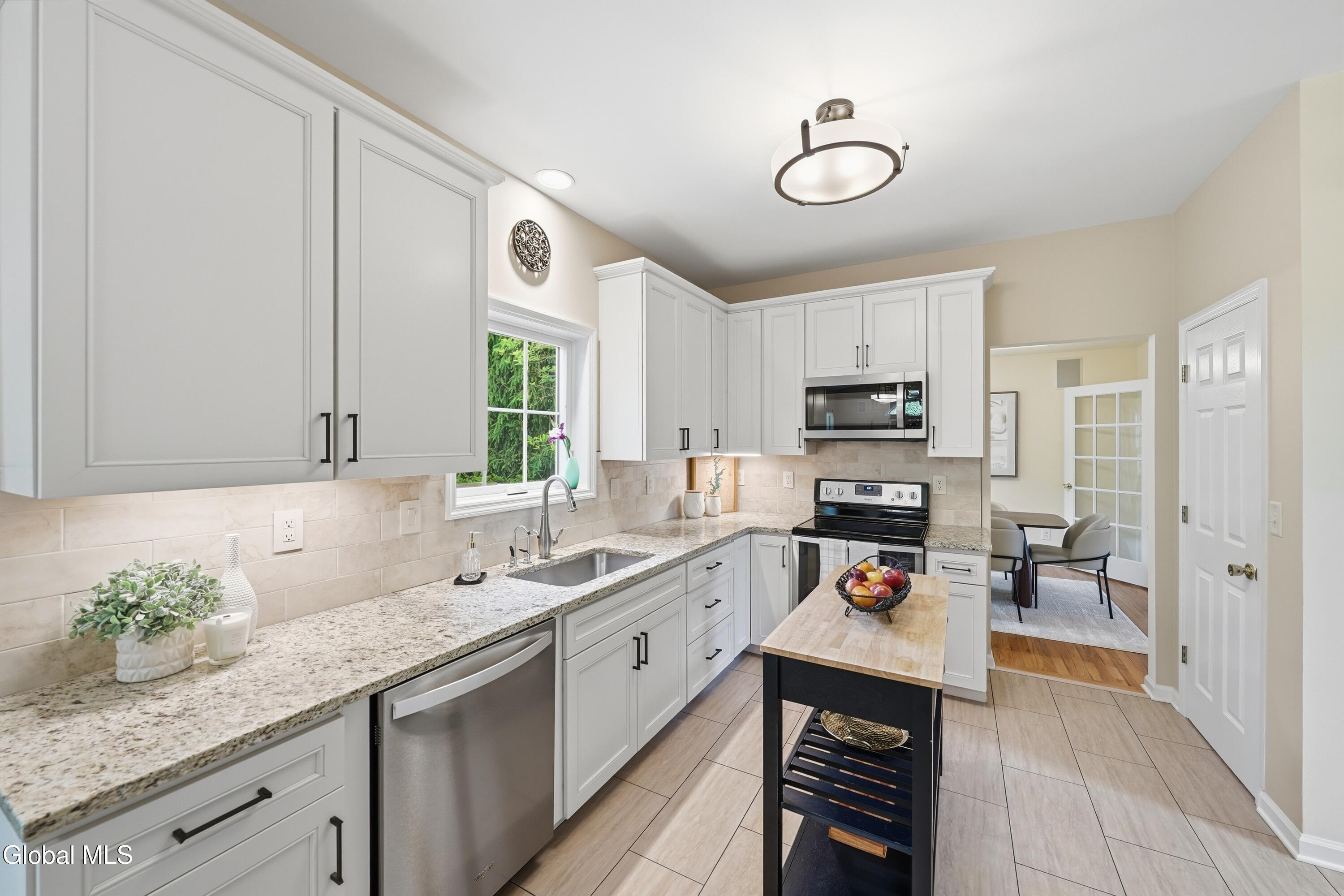 22 Blue Jay Way Rexford NY 12148