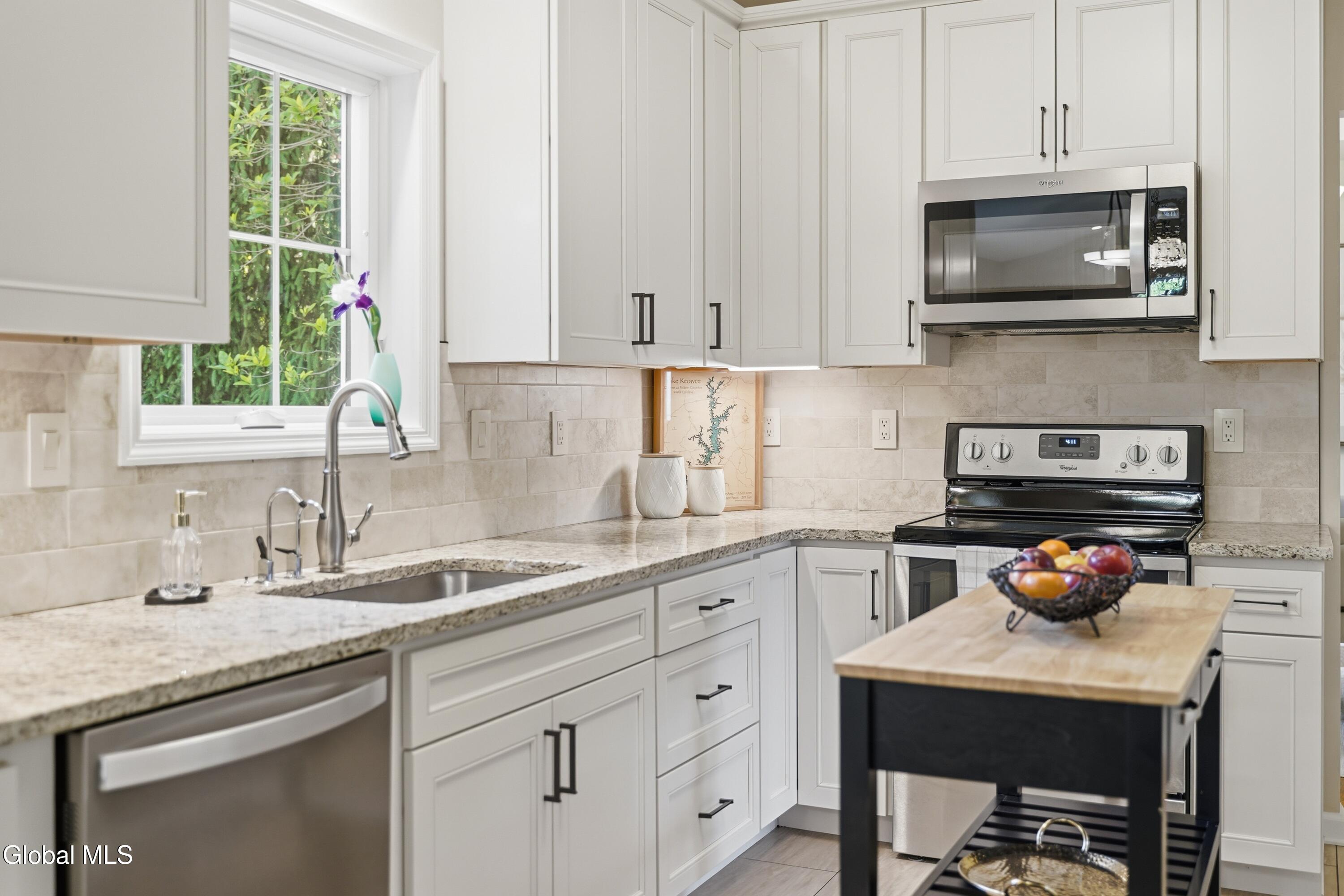 22 Blue Jay Way Rexford NY 12148