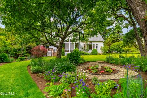 22 Blue Jay Way Rexford NY 12148