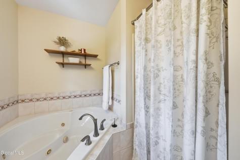 22 Blue Jay Way Rexford NY 12148