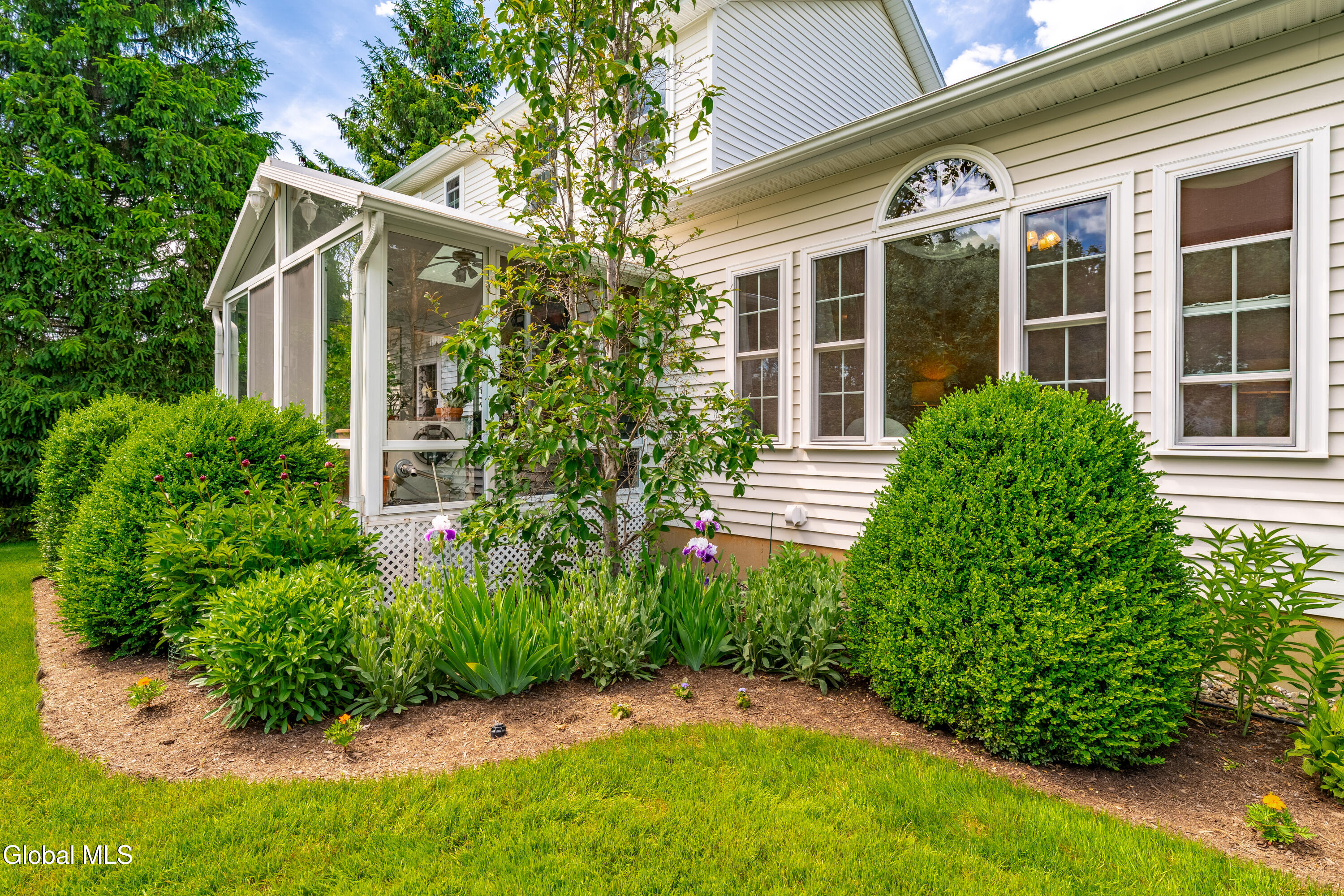 22 Blue Jay Way Rexford NY 12148