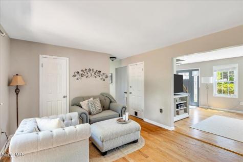 11 Brinker Circle Glenmont NY 12077