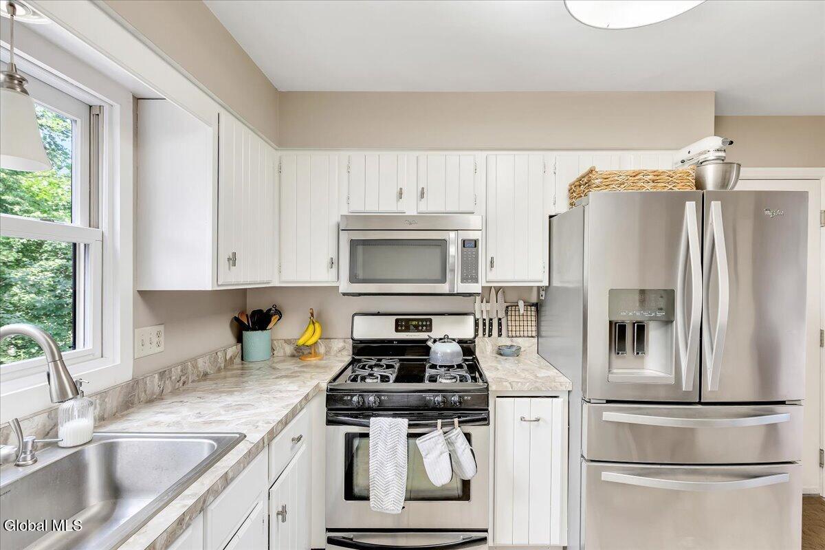 11 Brinker Circle Glenmont NY 12077