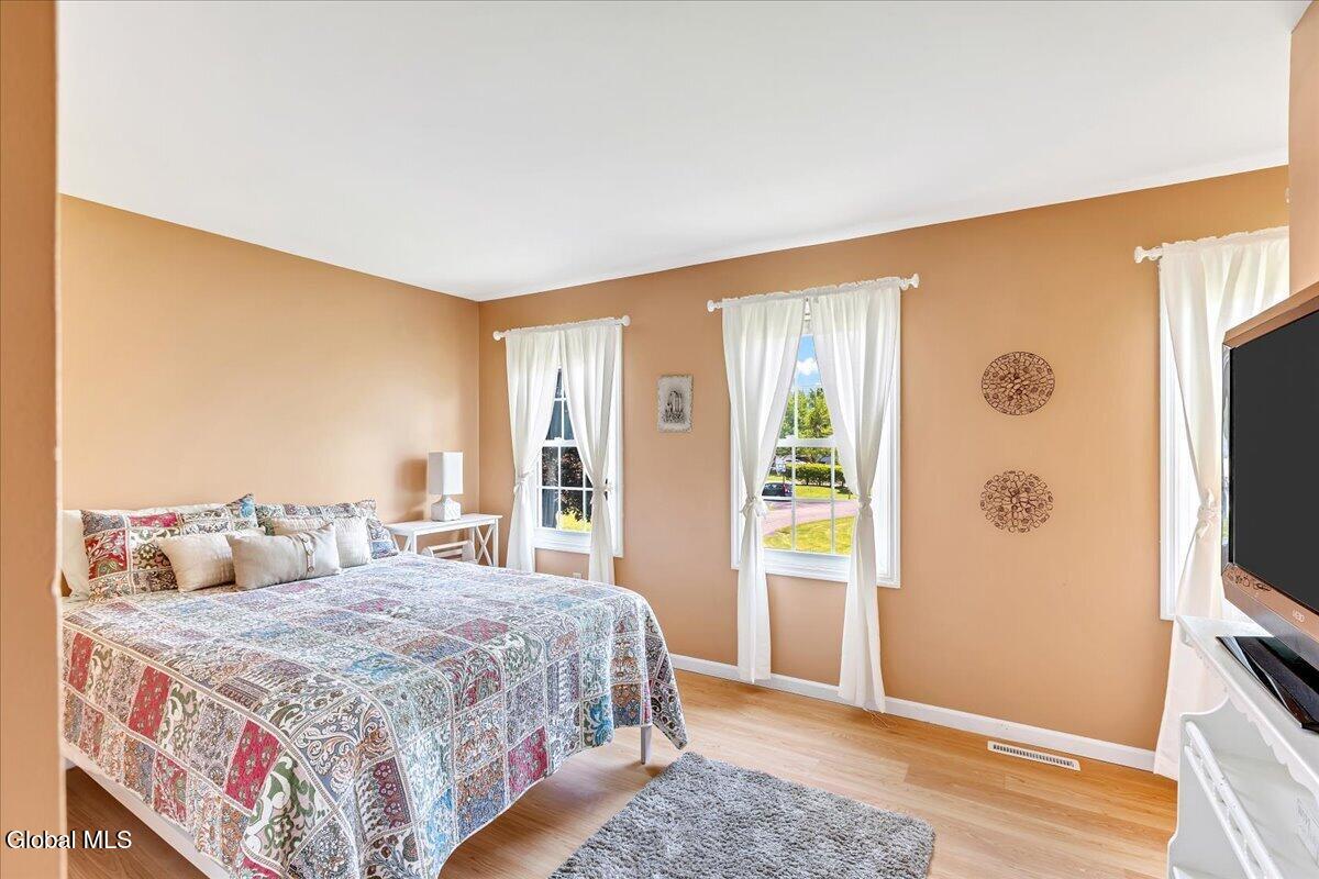 11 Brinker Circle Glenmont NY 12077