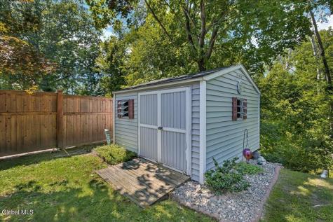 11 Brinker Circle Glenmont NY 12077
