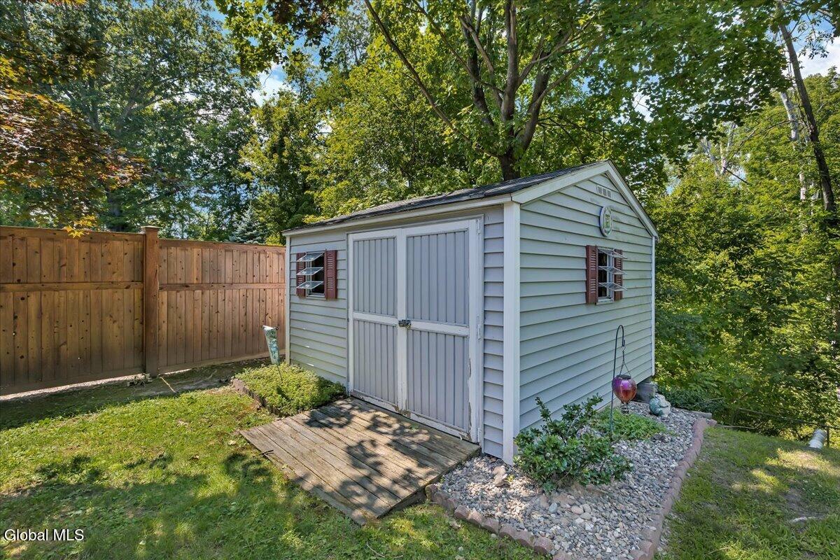 11 Brinker Circle Glenmont NY 12077
