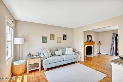 11 Brinker Circle Glenmont NY 12077