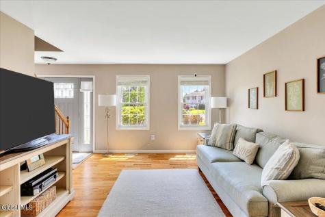 11 Brinker Circle Glenmont NY 12077