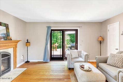 11 Brinker Circle Glenmont NY 12077