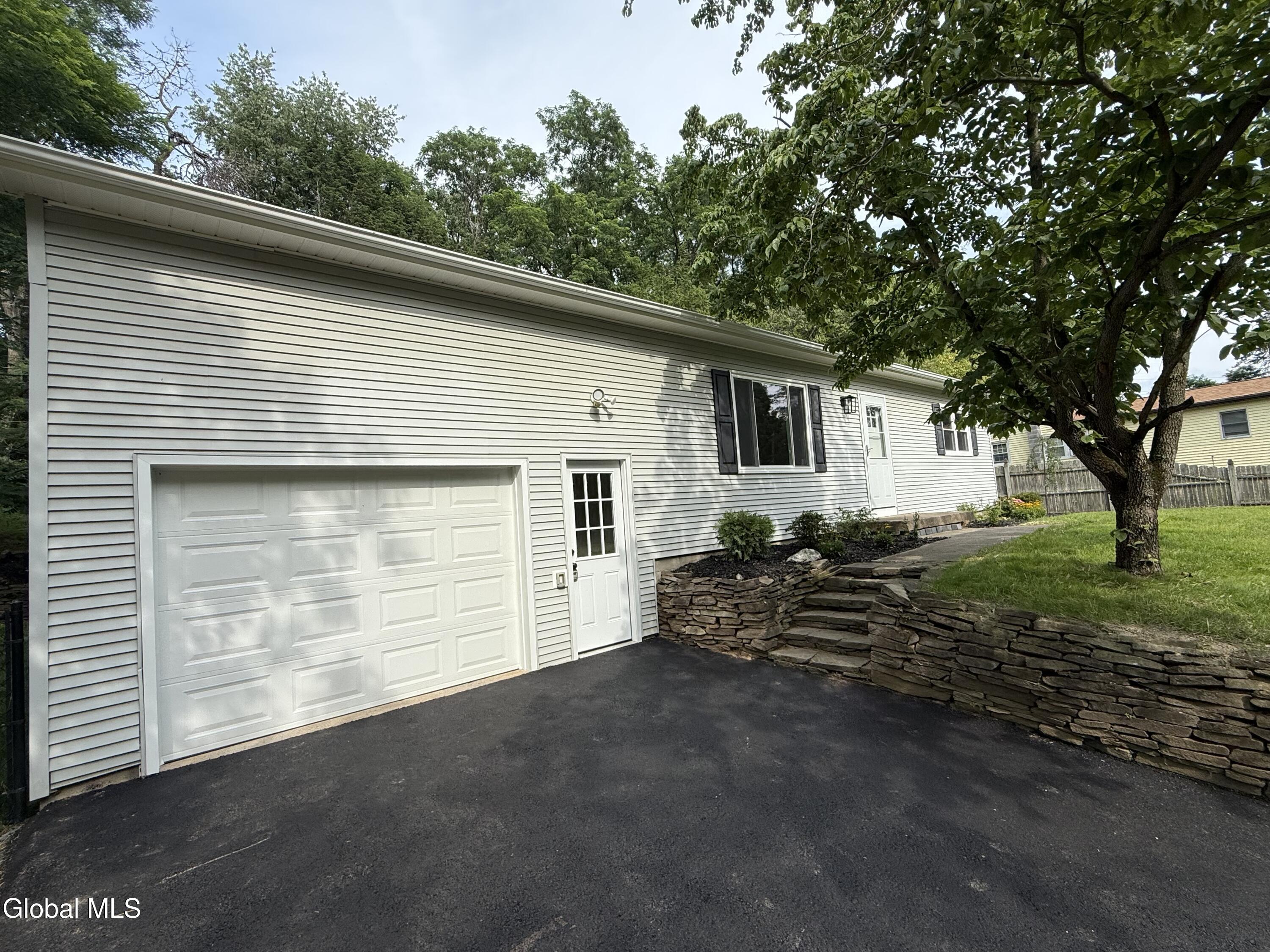 1326 Kings Road Schenectady NY 12303